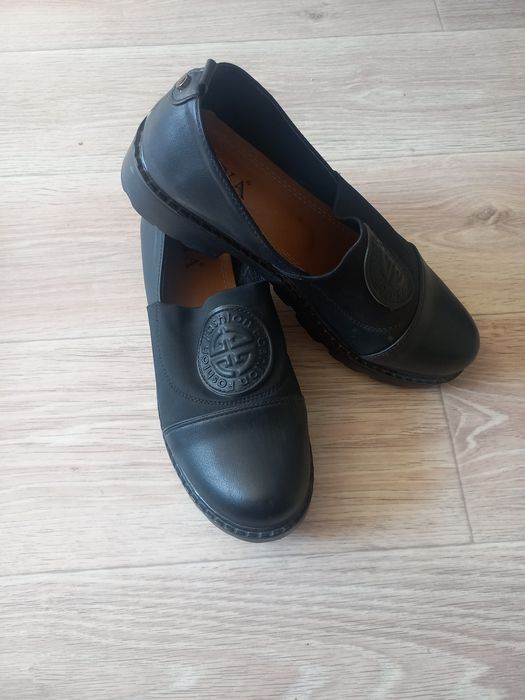 Продам лоферы женские