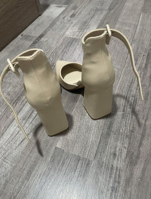 Pantofi cu toc- Bej