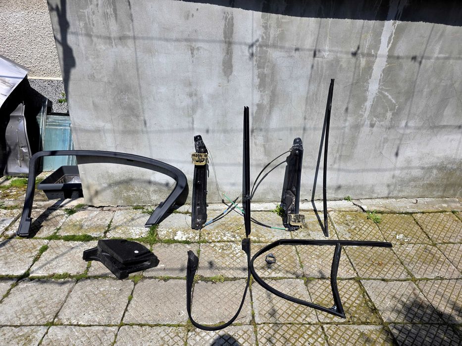 Части за бмв ф10 bmw f10 стопове, дръжки, машинки за прозорци, прозорци, водачи за прозорци и стъкла всичко отдясно цени по договаряне