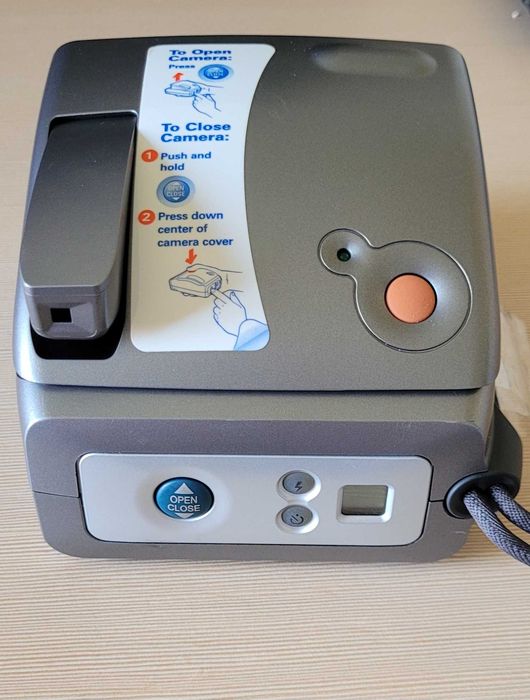 Polaroid One600 сива – ретро фотоапарат за моментни снимки