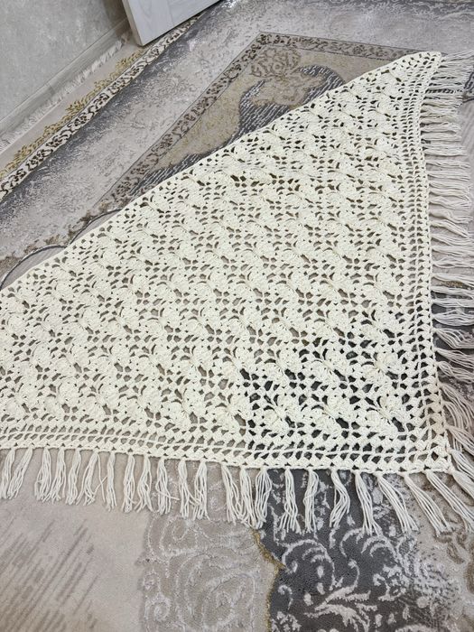 Продаётся шаль ручной работы с узором в виде бабочек. Shal ro’mol