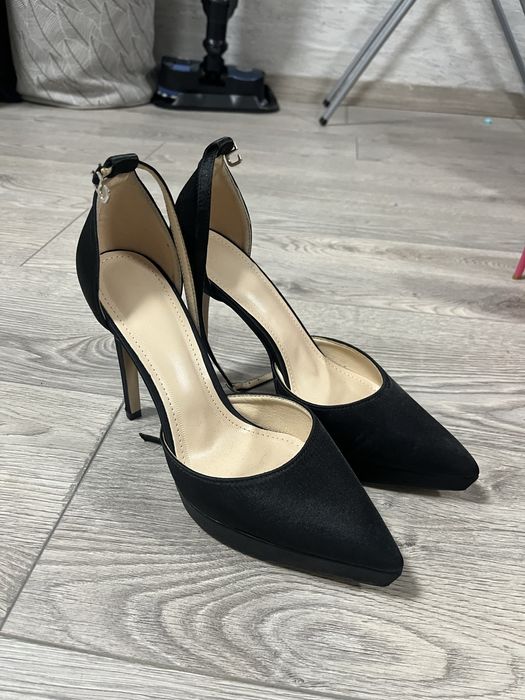 Класически черни обувки на висок ток