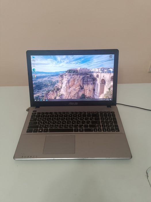 Ноутбук 4/500 винда 10 64бит заряд держит