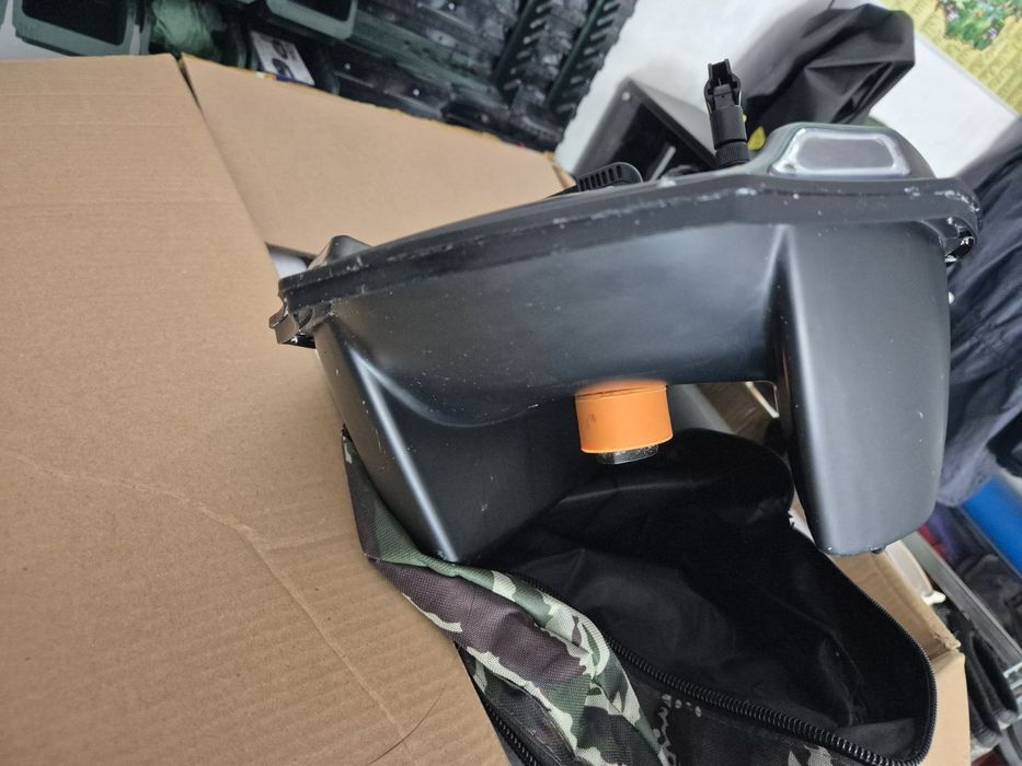 Лодка за захранка Катамаран V888 с вграден сонар