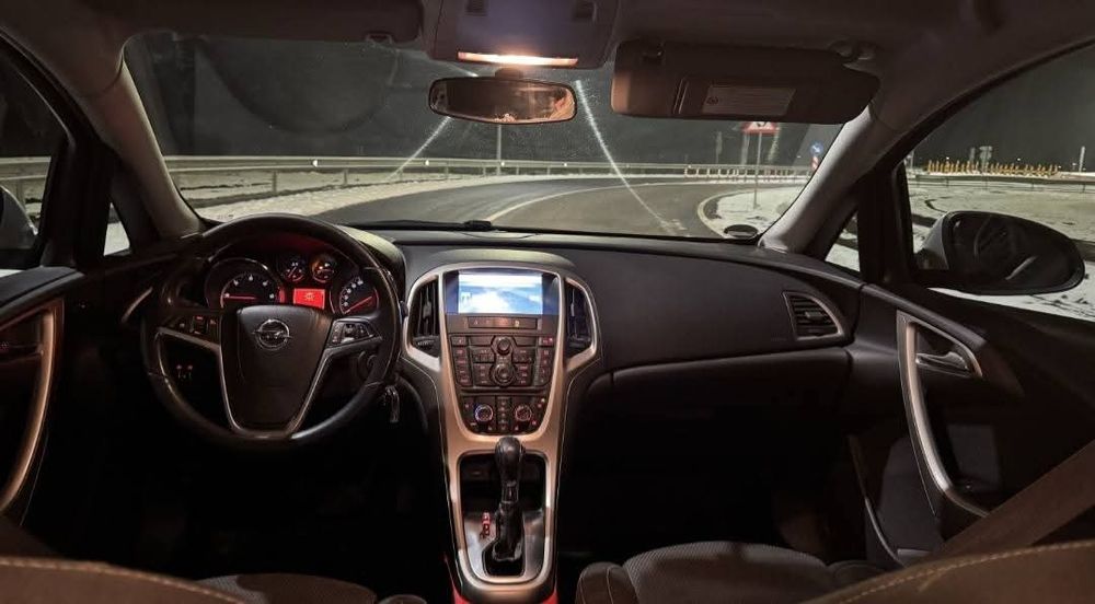 Opel Asta J 2011 2.0 cdti automat