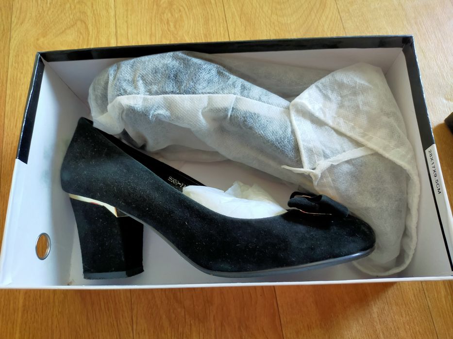 Продам замшевые туфли