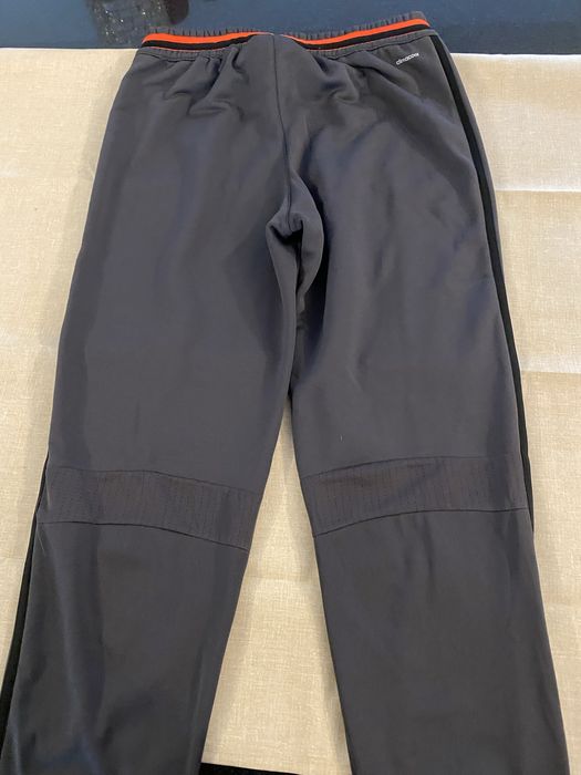 Blugi Tommy Hilfinger, Brax, pantaloni C&A, pantaloni trening Adidas