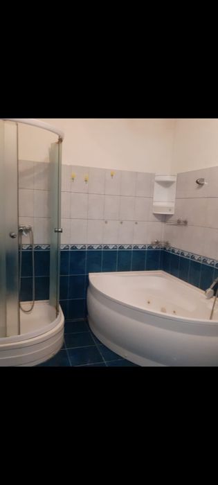 Proprietar .închiriez apartament 3 camere+garaj zona Piața Spitalului