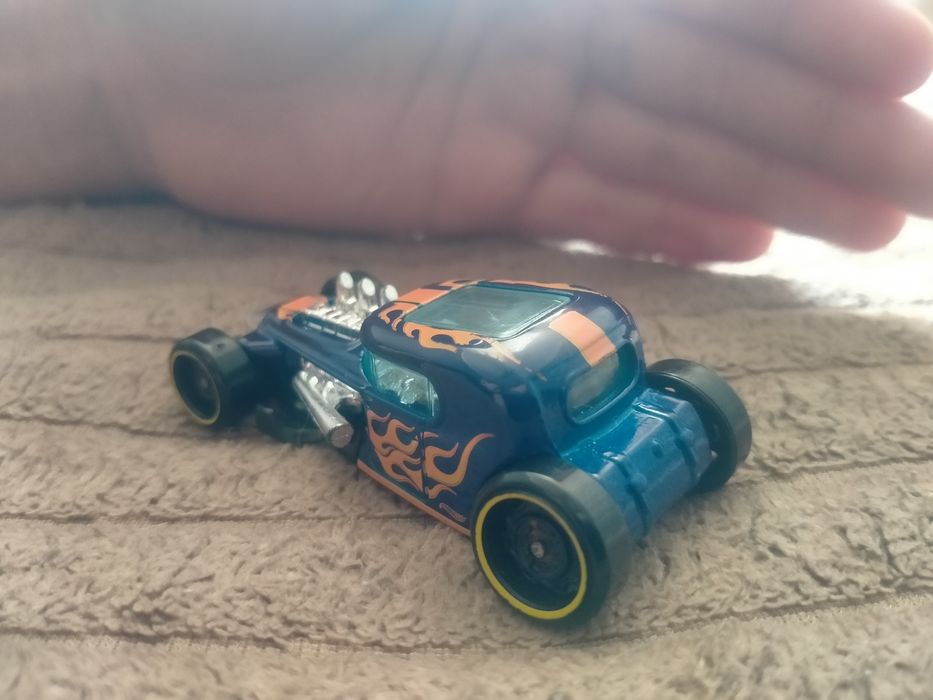 Машинка hot wheels