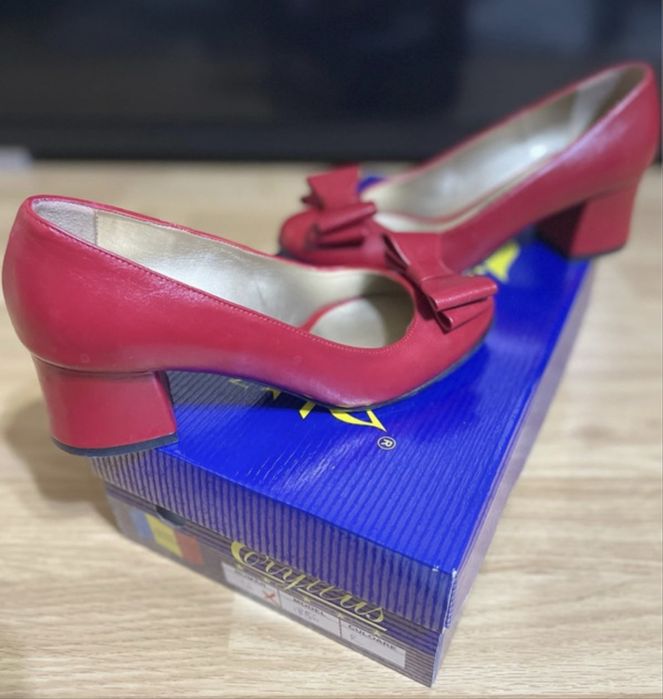 Pantofi roșii din piele