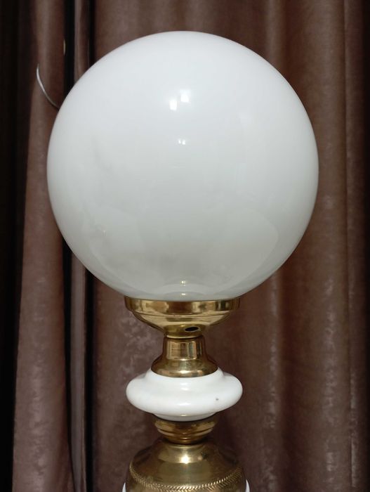 Комплект от две старинни порцеланови лампи с бели стъклени абажури