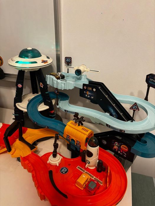 VAND 2 circuite cu parcari LikeSmart pt copii