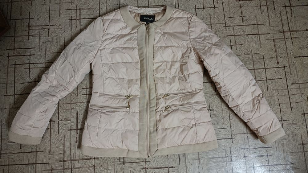 Продам женскую курточку 50 размер,осення