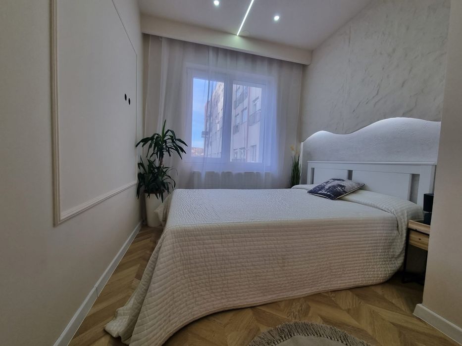 Inchiriez apartament cu 2 camere.