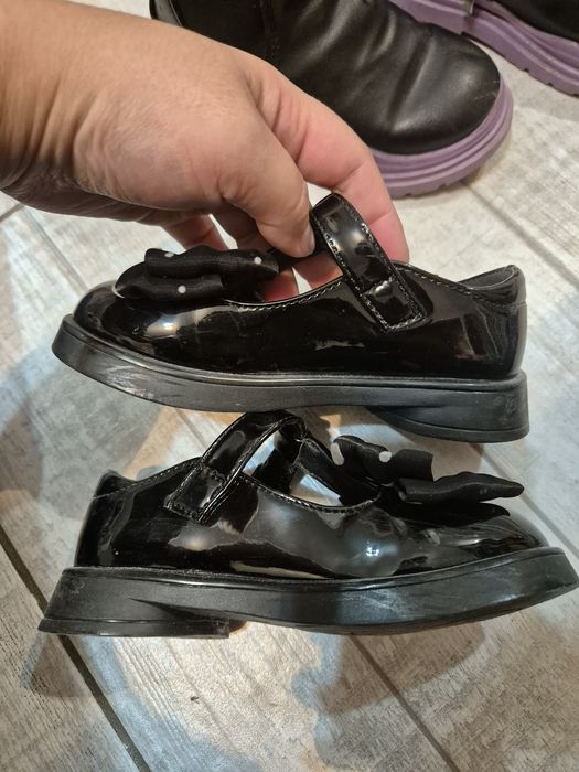 Продам 2 пары обуви за 10 000