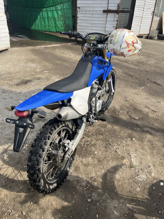 Мотоцикл эндуро 250,в хорошем состоянии имеется багажник зеркала