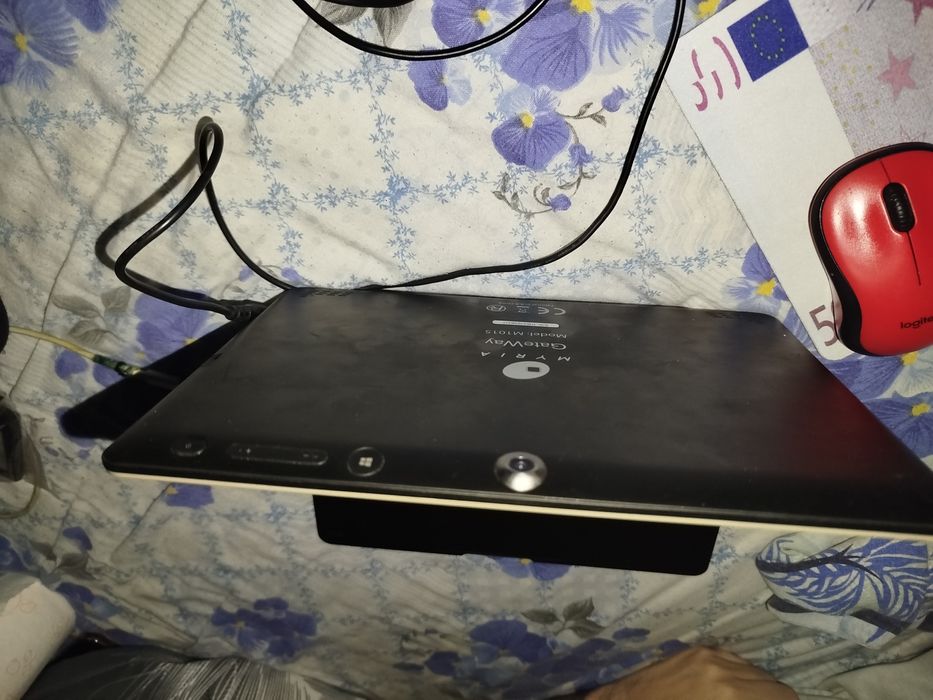 Vând tableta laptop 2 in 1  myria cu Windows 10