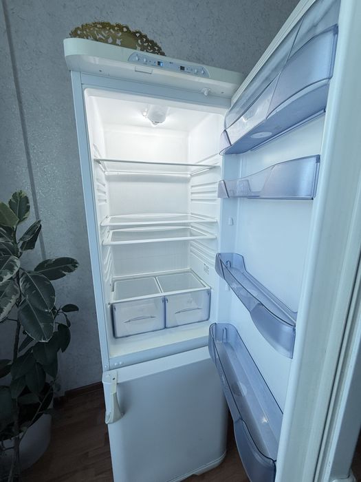 Холодильник двухкамерный, фирма пройзводитель Бирюса