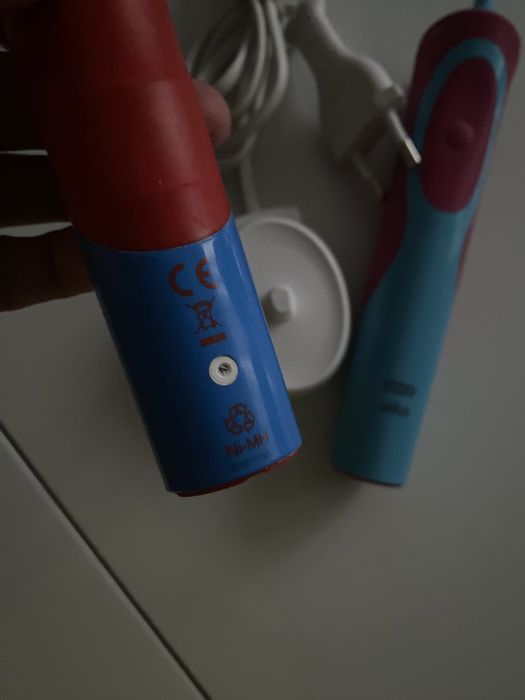 2 Periute electrice Oral B reincarcabile