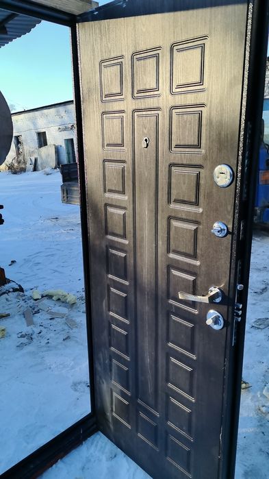 Продам входную дверь.