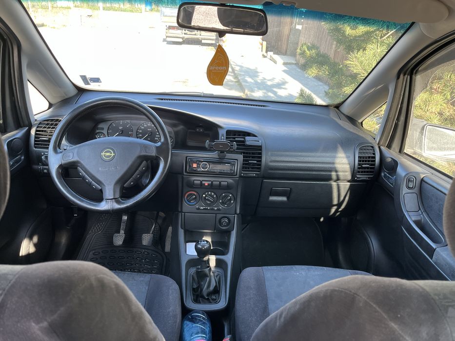 Кола Опел Зафира