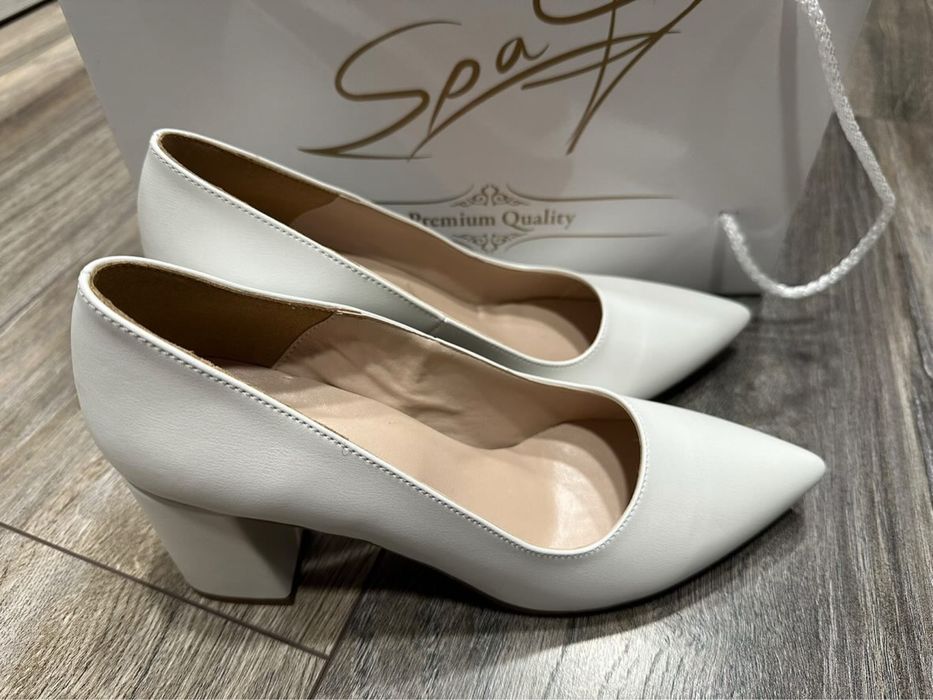 Чисто нова сватбена рокля