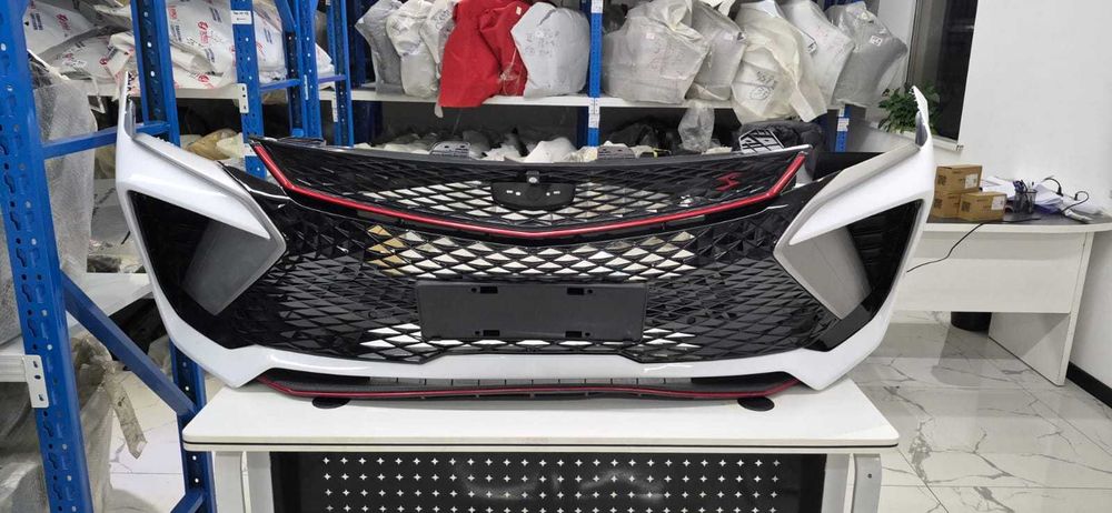 Передний бампер белый цвет Geely Coolray