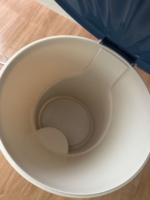 Ведро с педалью.