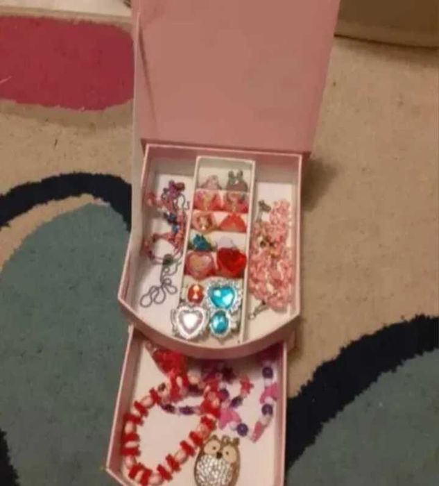 Caseta de bijuterii roz, noua + bijuterii copii