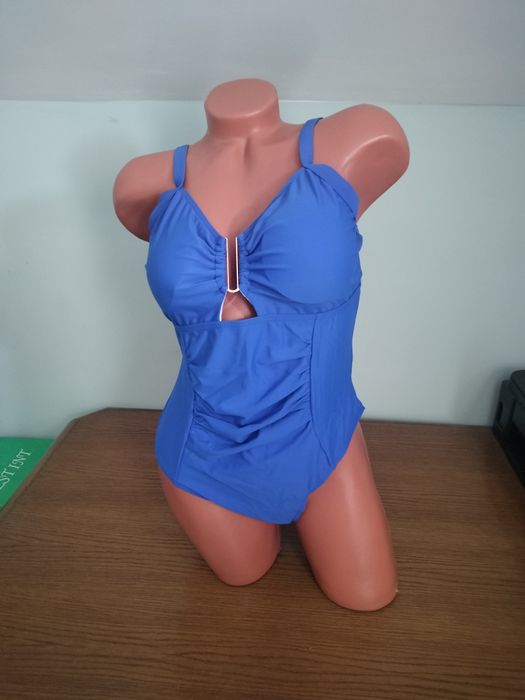 Vând Costum baie