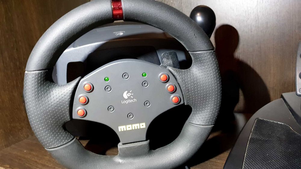 Logitech Momo Racing игровой руль