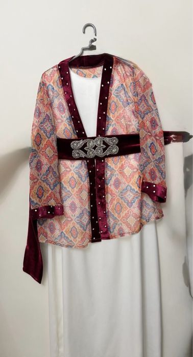 Продается платье с накидкой