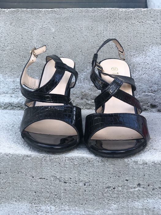 Сандали на ток, изкуствен лак. Слагани са 1път