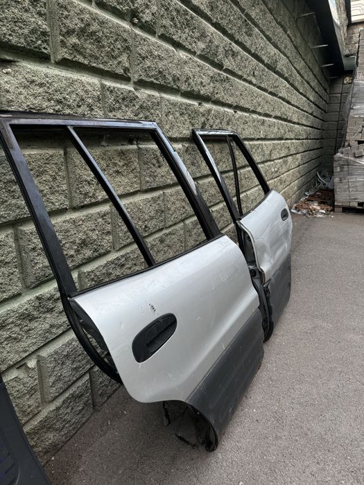 двери на Toyota Rav4 1 поколении