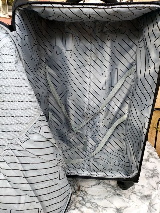 Vând trei geamantane (trolere))