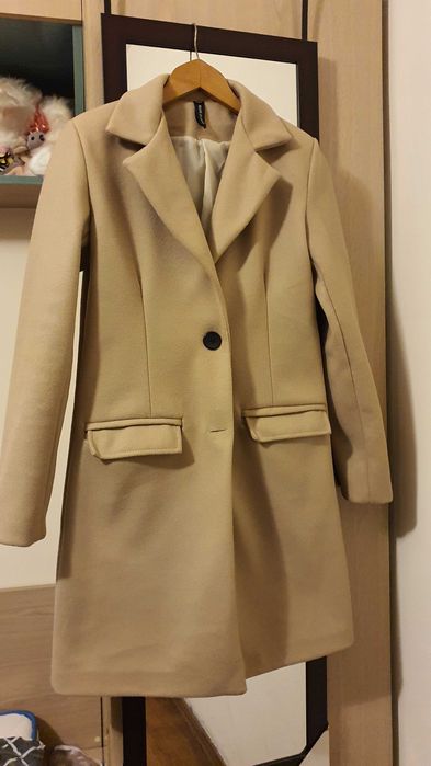 Дамско бежово палто, чисто ново