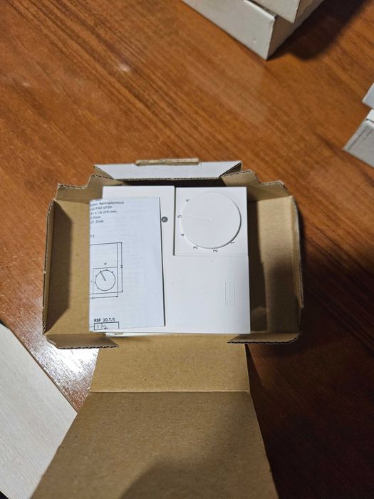 5 броя стайни термостатни регулатори за подово отопление Roth Basiclin