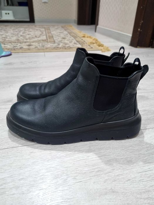 Продаю кожаные ботинки женские