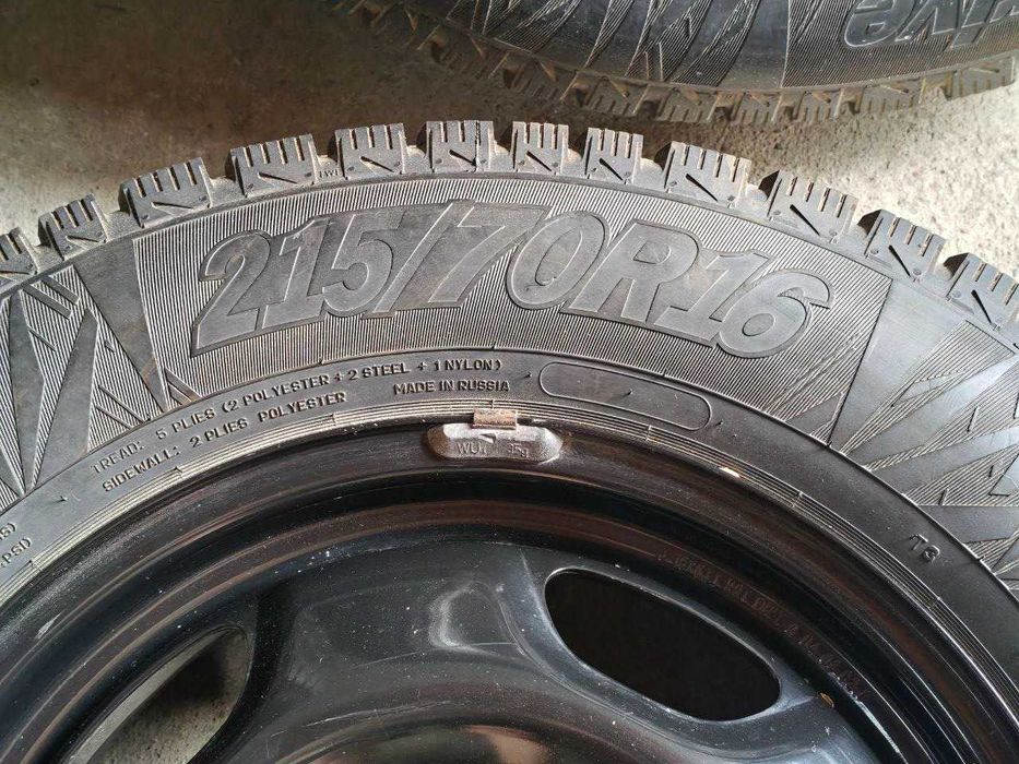 Продавам комплект от 5 зимни гуми 215/70 R16, монтирани на джанти.