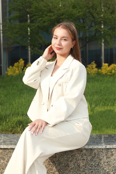 Бежевый брючный костюм. Размер S . Кроп пиджак и брюки