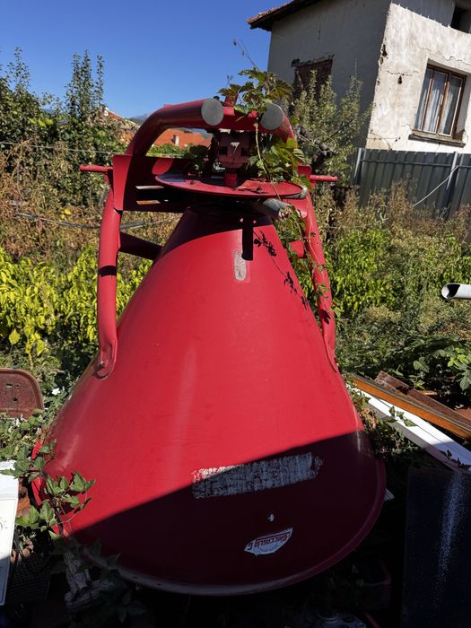 Торораспръквач с фуниеобразен бункер