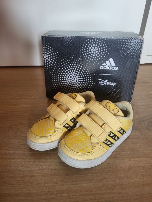 Маратонки Adidas номер 24