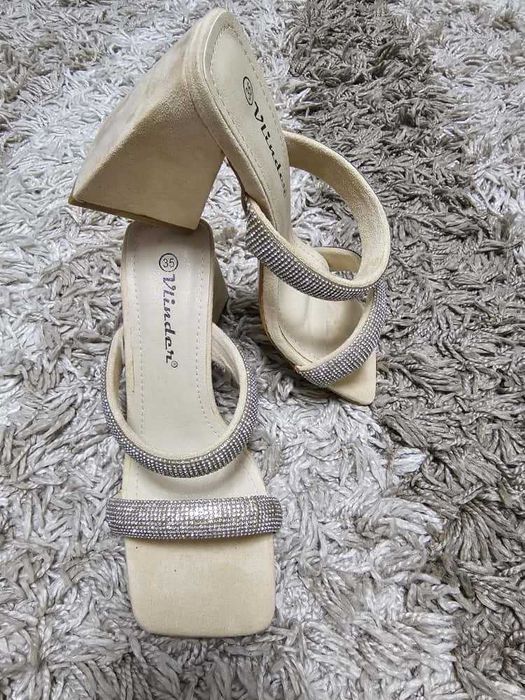 Sandale cu toc si piele intoarsa