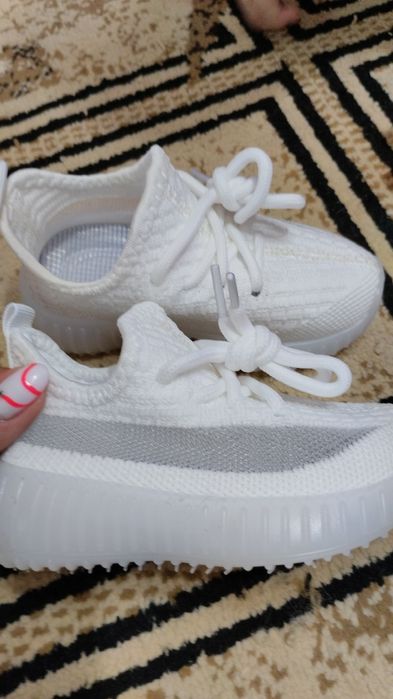 Продам детские кроссовки