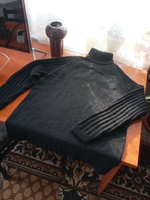 Продам свитер новый