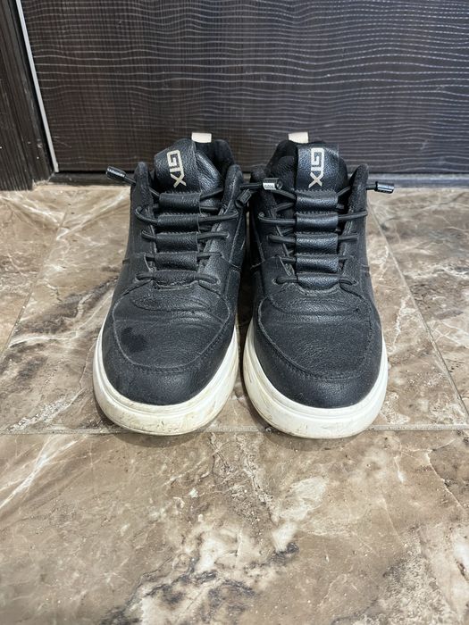 Продаю зимние ботинки и осенние кросовку размер 32