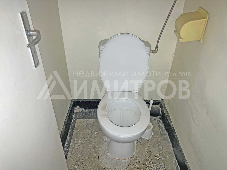 Продава се тристаен апартамент (3+1) 77 кв.м. в саниран блок в гр. Нови пазар в района на Бялта чешма на града.