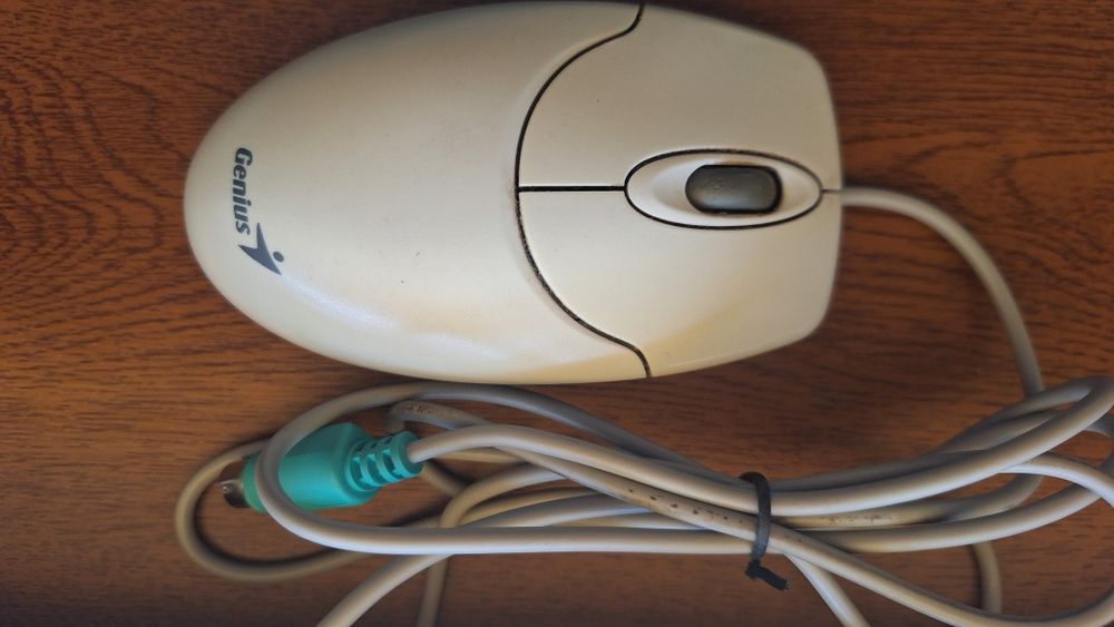 Продавам компютърни мишки 3 броя