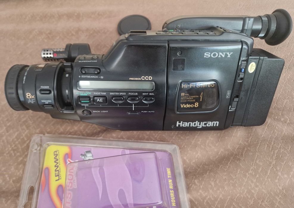 Ретро видеокамера Sony Handycam CCD-F550E Vidro 8-нов пълен комплект-батерия+зарядно