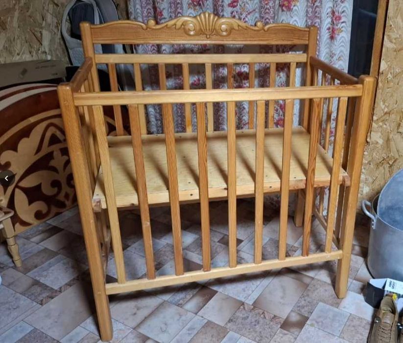 Продам прочную детскую кроватку из натурального дерева.